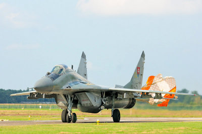 Slowaakse Mig-29 met remparachute