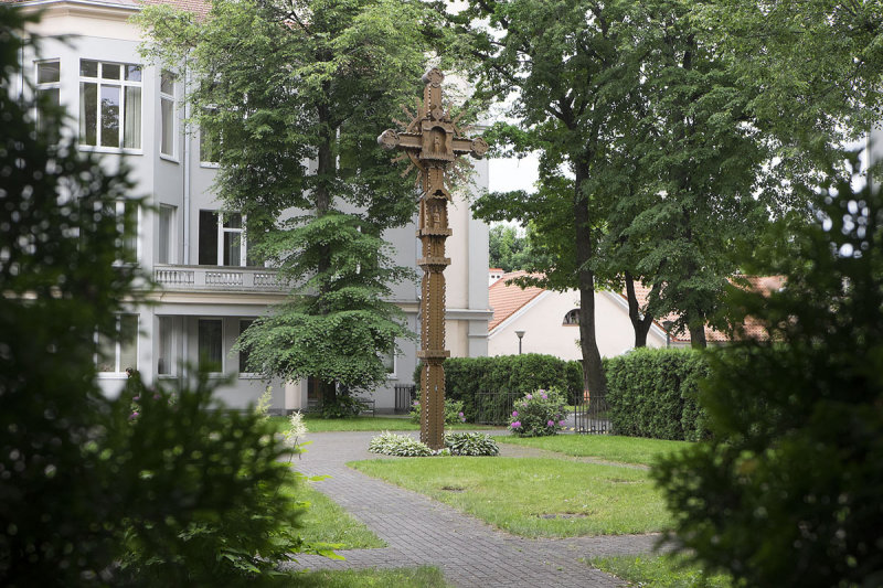 Stand alone cross