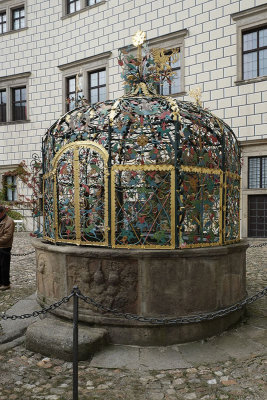 Ornamental well cover