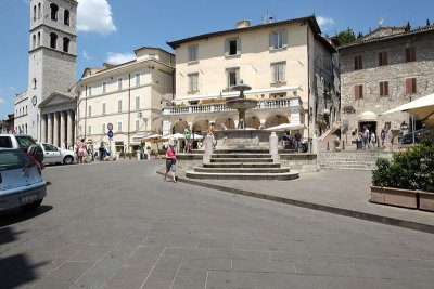 Piazza del Comune with lion fountain