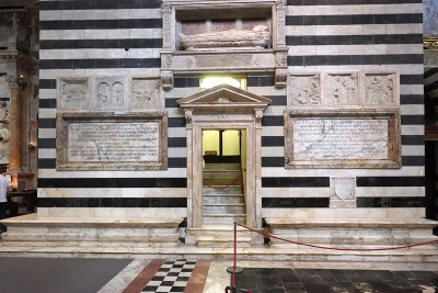 Wall tomb of Bishop Tommaso Piccolomini di Testa