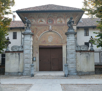 Outer gate