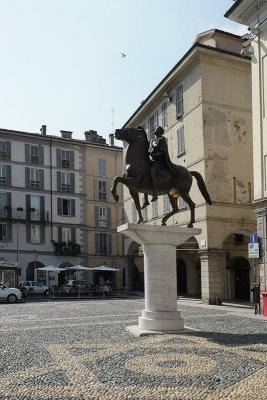 Il Regisole, Piazzo del Duomo