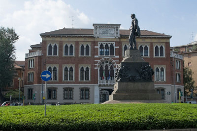 Statue of Vivaldi in front of the Retirement Home