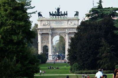 Arch of peace at the end of Sempione Park