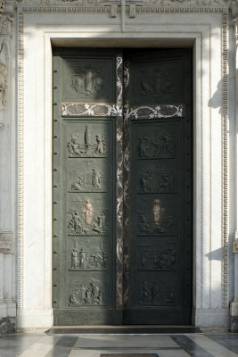 Central door 7.48m x 3.35m