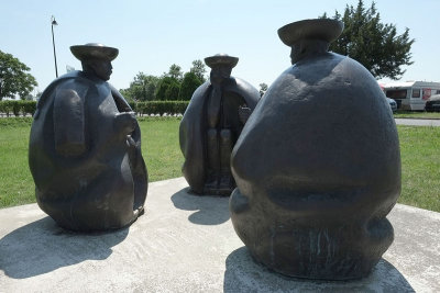 Stone sculptures depicting men of the puszta