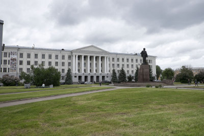 Town hall and statue of Lenin
