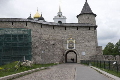 Gate through the fortress wall