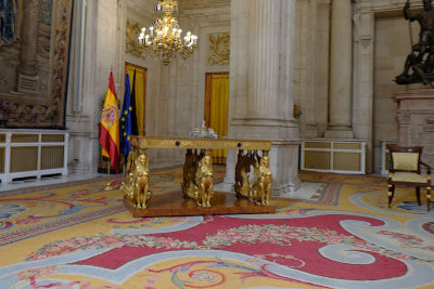 The Hall of Columns and the King's desk