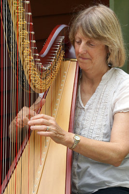 Luanne O'Reilly, harp player