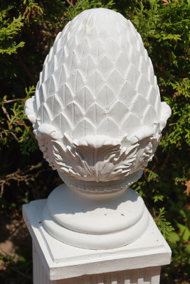 Grand pineapple sculpture (wood)