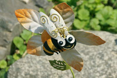 Smiling bee stake