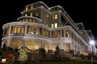 Wentworth Hotel lighted at night (2006).