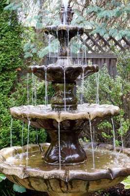 Multi-layered water fountain