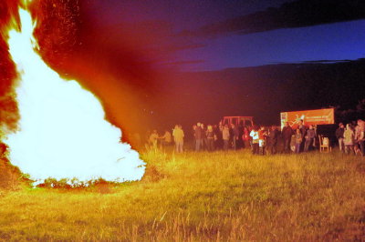 um das Feuer zu entfachen  (HJS)