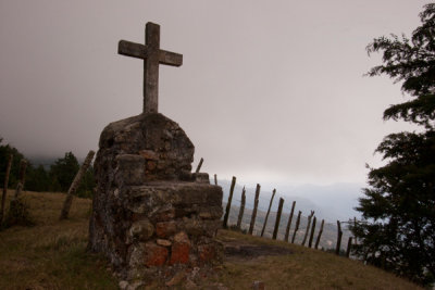 Cruz a Mitad del Camino Hacia la Cumbre