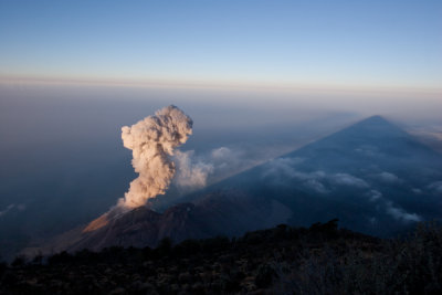 Erupcion del Volcan Santiaguito y Sombra del Volcan Santa Maria