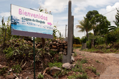 Rotulo que Indica la Ruta de Ingreso a la Laguneta