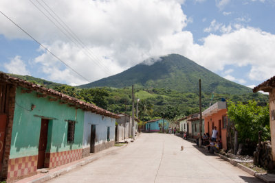 Calle Tipica de la Cabecera, Volcan Chingo al Fondo