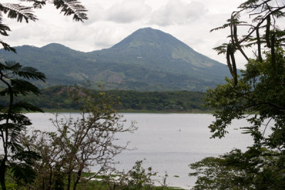 Vista Panoramica del Volcan y Laguna de Atescatempa