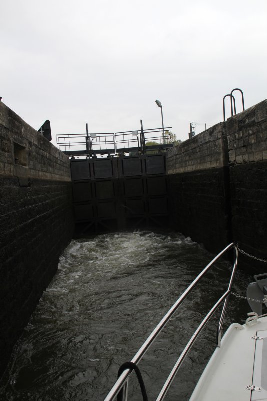 Leau monte dans lcluse - The water rises in the lock.