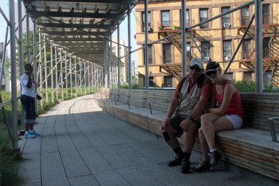 Mon homme et Chlo sur le parc de la High Line  coquettement amnag sur une ligne de mtro arien dsaffecte