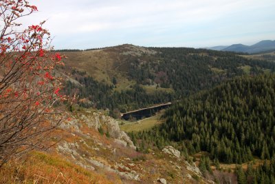 Vue plongeante sur le lac des Truites du haut des chaumes vosgiennes - Bird's eye view of the lake of trouts
