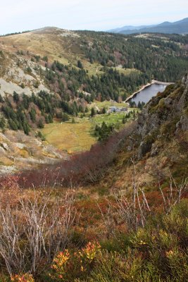Vue plongeante sur le lac des Truites du haut des chaumes vosgiennes - Bird's eye view of the lake of trouts