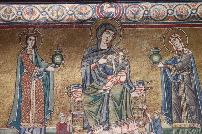 Les mosaques de la faade montrent la Vierge et l'enfant et dix saintes tenant une lampe symbolisant la virginit