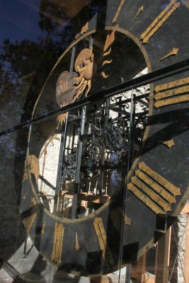 Since the late Middle Ages, its tower clock chimes one minute before all other public town clocks of the city.