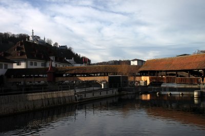 Construit en 1860, le barrage  aiguilles rgule les eaux de la Reuss  sa sortie du lac des 4 cantons