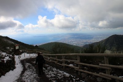 Aprs une monte en mini-bus jusqu' 1000 mtres d'altitude, nous continuons  pied jusqu'au cratre du Vsuve dans la neige