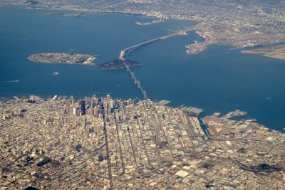 Just before landing, an aerian view from the Down Town, the Bay bridge and in the middle Tresor Island