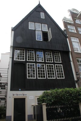 On y trouve la plus vieille maison,la maison de bois Het Houten Huys construite en 1528