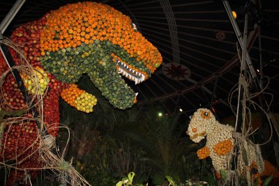A full-scale dinosaure scene totally made with fruits and vegetables This T-rex is 9 meters high!