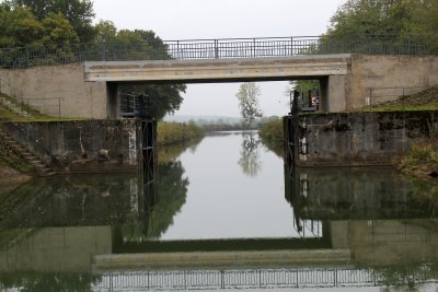 L'cluse de garde, situe au dbut et  la fin d'un canal  est ouverte en permanence sauf en cas de crue de la rivire