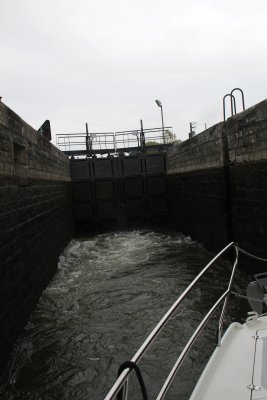 L'eau monte dans l'cluse - The water rises in the lock.