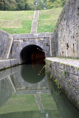Construit sous Napolon III, ce canal souterrain d'une longueur de 681m coupe un mandre de la Sane