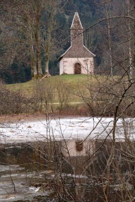 La chapelle Saint Florent se mire dans les eaux du lac
