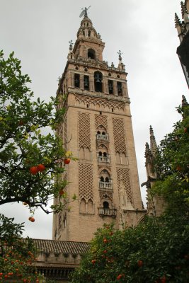 La Giralda ancien minaret de la Grande Mosque devenu clocher de la Cathdrale aprs la reconqute de la ville