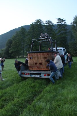 5 hours in the morning, we are already in the field to help for the unloading of the basket and the balloon!