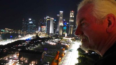 Ian takes in the unique Singapore atmosphere