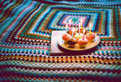 cupcakes and a crochet blanket