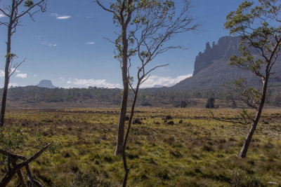 Mt Oakleigh (R), with a fading Barn Bluff (L), and a last glimpse of Cradle Mountain
