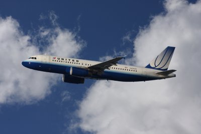 ChicagoIL UAL A-320 N426UA 6-18-08 1.tif