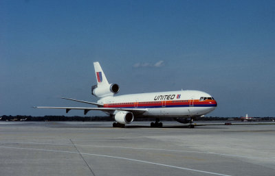 ChicagoIL UAL DC-10 Taxis 9 -1992  1 PM.jpg