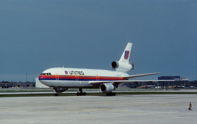 ChicagoIL UAL DC-10 Taxis In  9 -1992.jpg