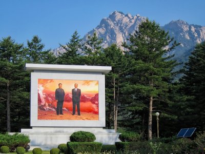 Mural of the Kims in the Mt. Kumgang area