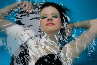 Melissa in a Pool 18.jpg